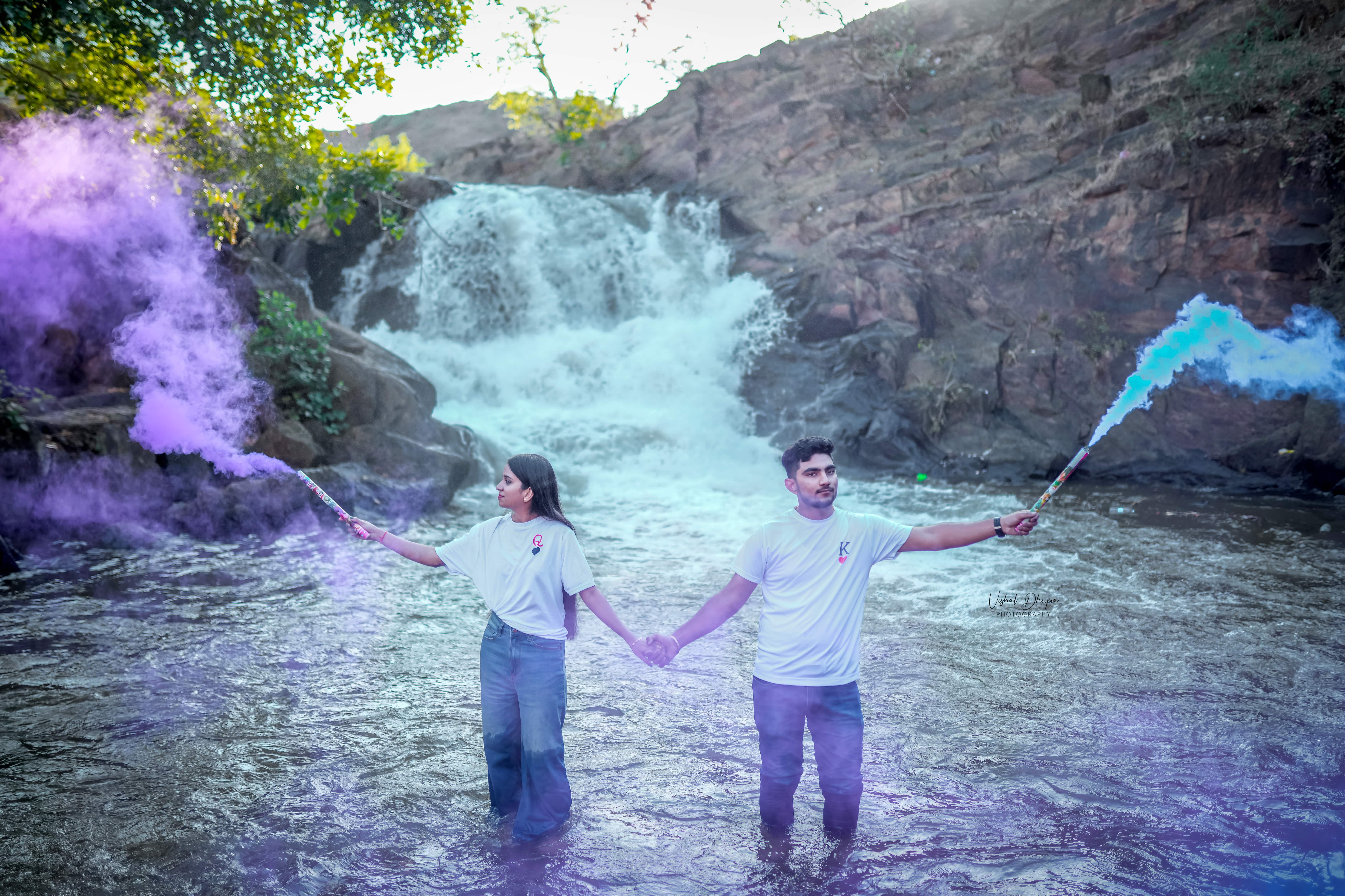 smoke bomb pre-wedding shoot in udaipur